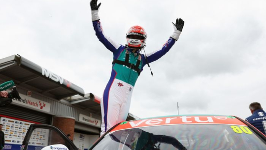 BTCC Brands Hatch: Ingram одержал первую победу в 2026 году в третьей гонке