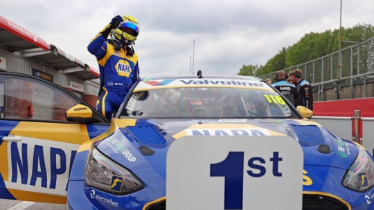 BTCC Brands Hatch: Sutton одержал 50-ю победу в драматичной первой гонке