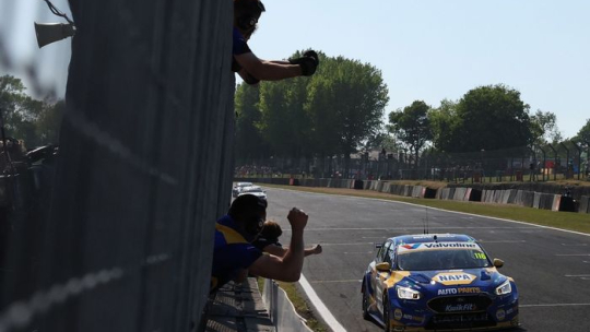 BTCC Brands Hatch: Мастер-класс Sutton принес ему победу в квалификационной гонке