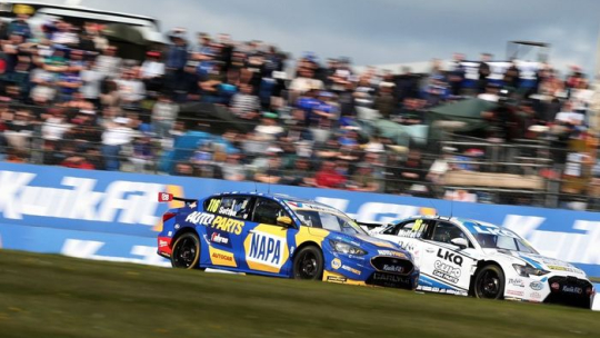 Sutton выходит вперед в начале матча BTCC после стартового свистка на стадионе Donington Park