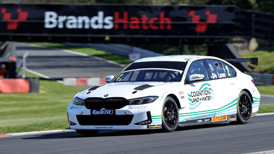Daryl De Leon задает темп на тренировке в Brands Hatch