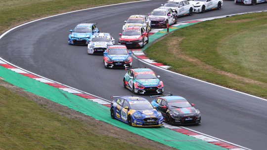 Ash Sutton впереди, когда BTCC направляется в Snetterton