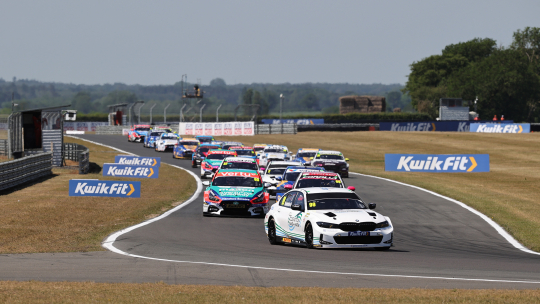 Чарльз Рейнфорд одерживает победу в первом матче Snetterton