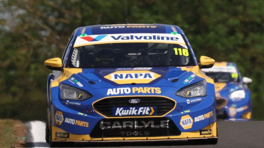 BTCC Snetterton: Сенсационный удар Саттона с 10-го места до победы — катастрофа для Ингрэма