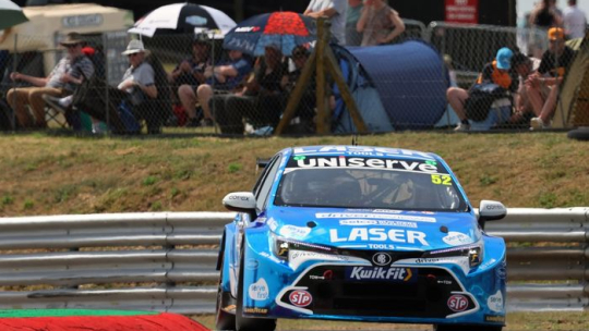 BTCC Snetterton: Шедден обошел Саттона и одержал победу в третьей гонке