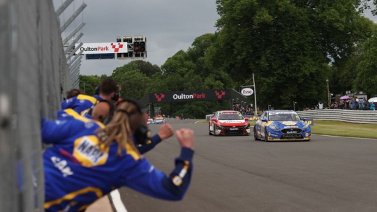 BTCC Oulton Park: Каммиш унаследовал победу в квалификационной гонке от Тейлор-Смит