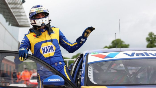 BTCC Oulton Park: Кэммиш одержал победу над Куком в первом матче