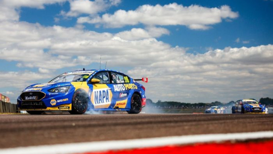 Как Саттон поджег соперников, чтобы расширить лидерство BTCC в Thruxton