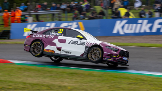Адам Морган завоевал поул-позицию в квалификационной гонке Knockhill