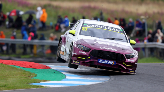 Адам Морган одержал доминирующую победу в квалификационной гонке Knockhill