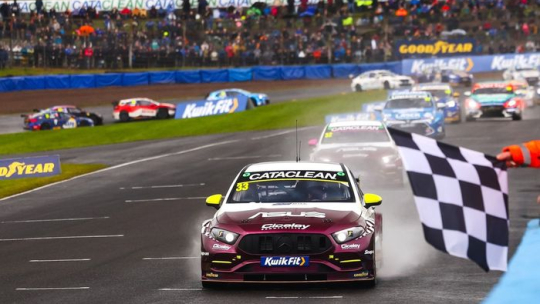 BTCC Knockhill: Морган лидирует в Plato Racing со счетом 1-2