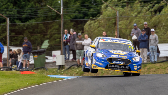 Эш Саттон идет к победе во второй гонке в Knockhill