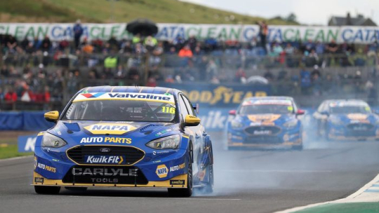 BTCC Knockhill: Саттон делает большой шаг к титулу, одержав победу
