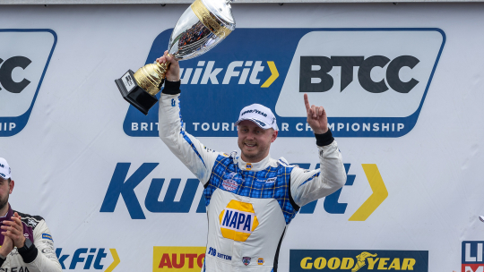Эш Саттон увеличивает преимущество по BTCC очкам в Knockhill