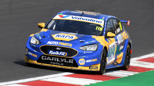 Ash Sutton не обращает внимания на дефицит буста и пользуется удачей в Brands Hatch