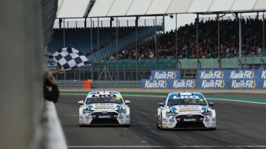 BTCC Сильвестроун: Моффат побеждает после отмены пенальти, Саттону пришлось ждать титула