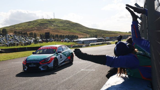 Многократный победитель BTCC объявил о завершении карьеры